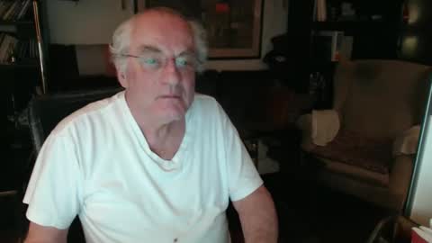 Snapshot of philoumis2 chatting on 01.06.25 Philippe online show from 01.06.25