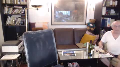 Snapshot of philoumis2 chatting on 02.07.25 Philippe online show from 02.07.25