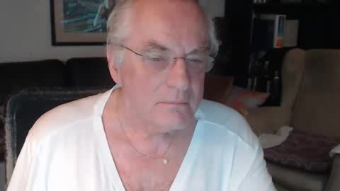 Snapshot of philoumis2 chatting on 09.21.25 Philippe online show from 09.21.25