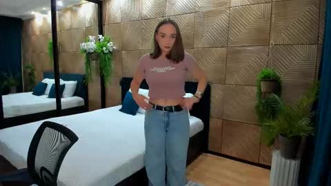 Snapshot of pieceofinspiration chatting on 09.18.25 Emelie online show from 09.18.25