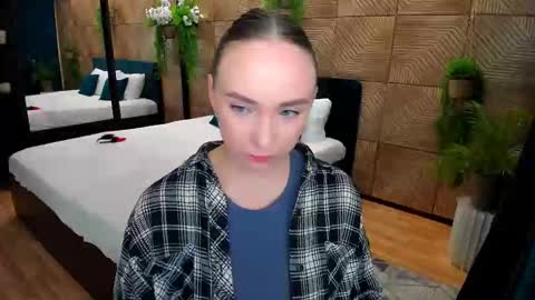 Snapshot of pieceofinspiration chatting on 10.03.25 Emelie online show from 10.03.25