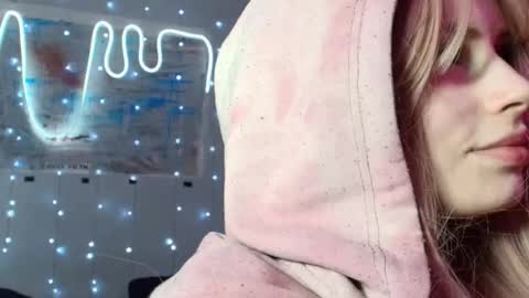 Snapshot of piera_ chatting on 10.03.25 Piera online show from 10.03.25