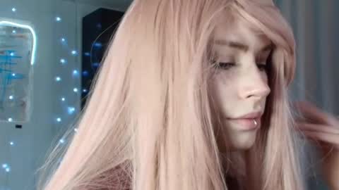 Snapshot of piera_ chatting on 10.05.25 Piera online show from 10.05.25