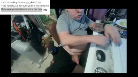 Snapshot of pini_z chatting on 02.28.25 pini_z online show from 02.28.25