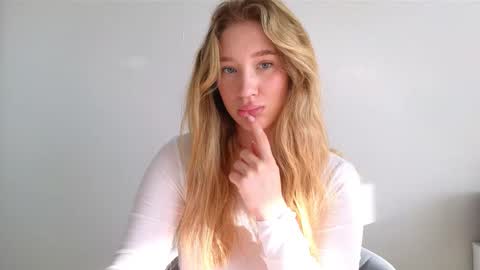 Snapshot of pink_rosee_ chatting on 09.20.25   online show from 09.20.25