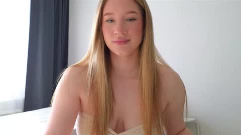 Snapshot of pink_rosee_ chatting on 09.26.25   online show from 09.26.25