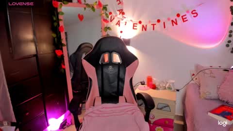 Snapshot of pinkpantherr_ chatting on 02.15.25 Sarah .. online show from 02.15.25