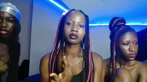 Snapshot of pinky_niela chatting on 11.25.25 Pinky online show from 11.25.25