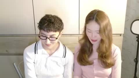 Snapshot of pinkylovers chatting on 06.12.26 Li long hair and Ru short hair online show from 06.12.26