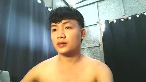 Snapshot of pinoy_petitehugecock chatting on 10.19.25 alex online show from 10.19.25