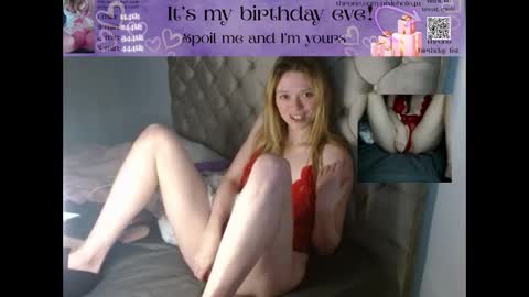 Snapshot of pixiehole4u chatting on 12.01.25 pixiehole4u online show from 12.01.25
