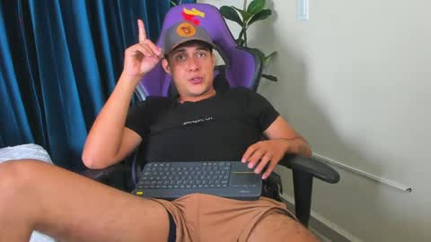 Snapshot of playboy_felipe chatting on 05.26.26 Felipe online show from 05.26.26