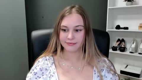 Snapshot of playgirl_valeria chatting on 04.23.26 Valeria online show from 04.23.26
