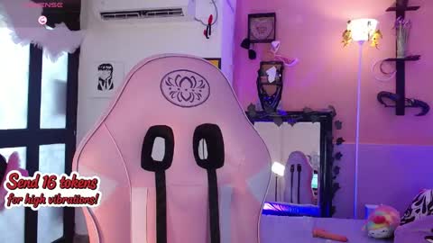 Snapshot of poison_liv chatting on 04.19.26 poison_liv online show from 04.19.26