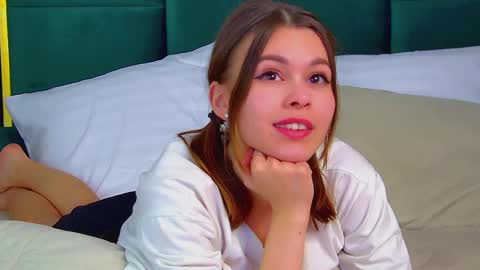 Snapshot of pollylanders chatting on 03.11.25 Polly online show from 03.11.25