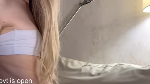 Snapshot of popshhhik chatting on 02.15.25 Adele online show from 02.15.25