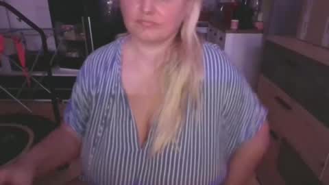 Snapshot of pornbusty chatting on 02.05.25 MelissOfficial online show from 02.05.25