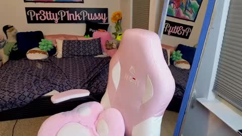 Snapshot of pr3ttyp1nkpussy chatting on 10.31.25 Evangeline Eva Darling online show from 10.31.25