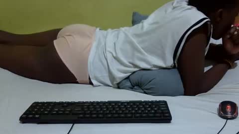 Snapshot of precious_nesh chatting on 11.24.25 precious_nesh online show from 11.24.25