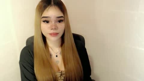 Snapshot of preciousangel69xxx chatting on 04.25.26 MAXXINE online show from 04.25.26