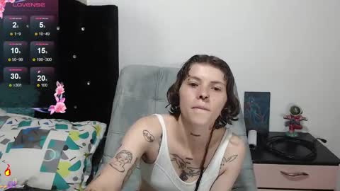 Snapshot of pretty_cristal22 chatting on 10.19.25 pretty_cristal22 online show from 10.19.25