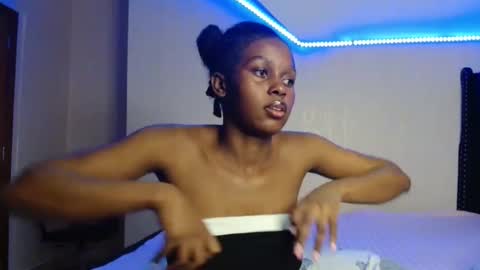 Snapshot of pretty_nyra chatting on 05.08.26 Nyra online show from 05.08.26