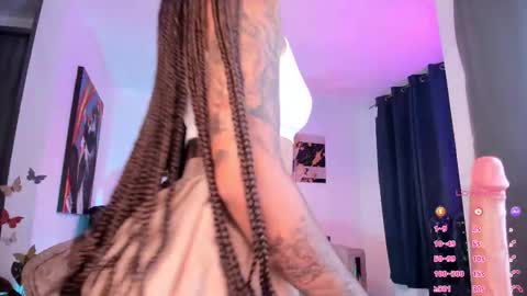 Snapshot of pretty_pettite chatting on 02.10.25 pretty_pettite online show from 02.10.25