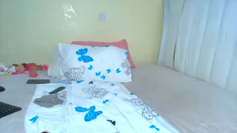 Snapshot of pretty_pussy2 chatting on 04.14.26 Essy online show from 04.14.26