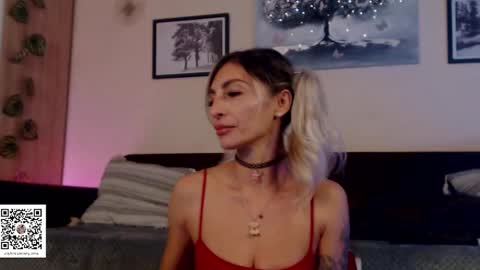 Snapshot of prettyalmaa chatting on 11.18.25 Alma online show from 11.18.25