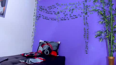 Snapshot of prettybunnies08 chatting on 03.04.25 Enzo Denis online show from 03.04.25