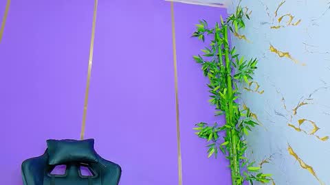 Snapshot of prettybunnies08 chatting on 09.20.25 Enzo Denis online show from 09.20.25