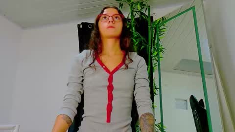 Snapshot of prettybunnies08 chatting on 11.14.25 Enzo Denis online show from 11.14.25