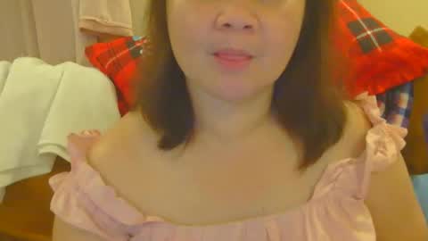 Snapshot of prettynhing chatting on 05.17.26 Nhing online show from 05.17.26