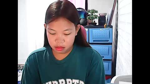 Snapshot of prettyoliviax chatting on 02.04.25 olivia for short oliv online show from 02.04.25