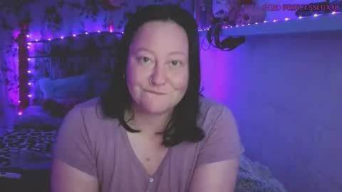 Snapshot of princesslux18 chatting on 09.22.25 Lux Alot Luxi online show from 09.22.25