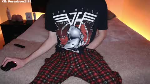 Snapshot of pussylover2182 chatting on 10.06.25 pussylover2182 online show from 10.06.25