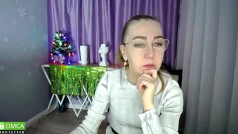 Snapshot of queen_a_n_i chatting on 01.04.25 A N I Ill be here on December 1st online show from 01.04.25