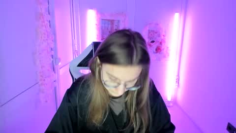 Snapshot of queen_amelie chatting on 05.17.26 Amelie online show from 05.17.26