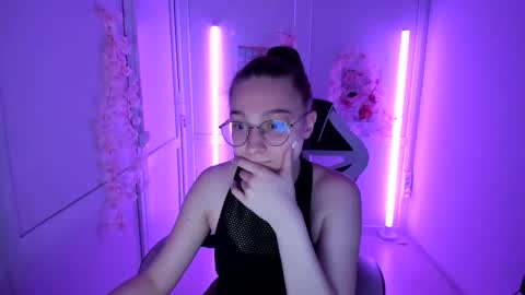 Snapshot of queen_amelie chatting on 05.22.26 Amelie online show from 05.22.26