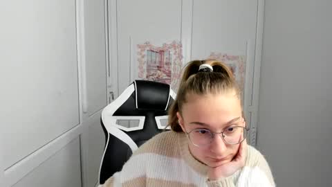 Snapshot of queen_amelie chatting on 05.29.26 Amelie online show from 05.29.26
