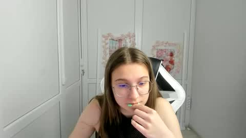 Snapshot of queen_amelie chatting on 06.06.26 Amelie online show from 06.06.26