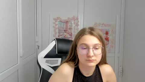 Snapshot of queen_amelie chatting on 06.18.26 Amelie online show from 06.18.26