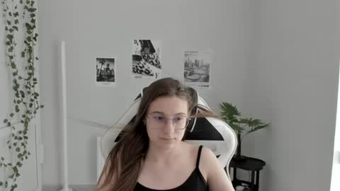 Snapshot of queen_amelie chatting on 06.23.26 Amelie online show from 06.23.26