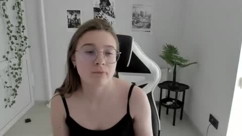 Snapshot of queen_amelie chatting on 06.24.26 Amelie online show from 06.24.26