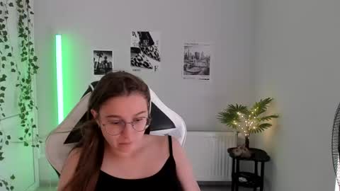 Snapshot of queen_amelie chatting on 07.16.26 Amelie online show from 07.16.26