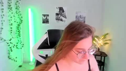 Snapshot of queen_amelie chatting on 07.18.26 Amelie online show from 07.18.26