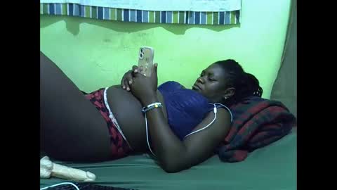 Snapshot of queen_diva01 chatting on 04.16.26 queen_diva01 online show from 04.16.26