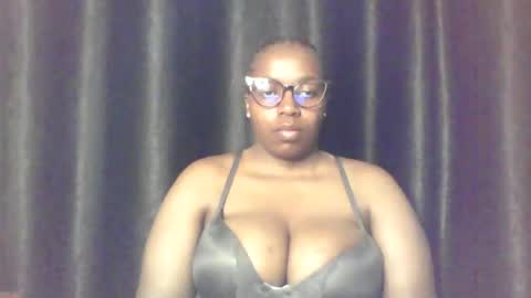 Snapshot of queen_melanine chatting on 06.11.26 QUEEN online show from 06.11.26