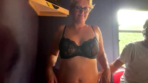 Snapshot of queenbeeangel chatting on 05.20.26 Angel online show from 05.20.26