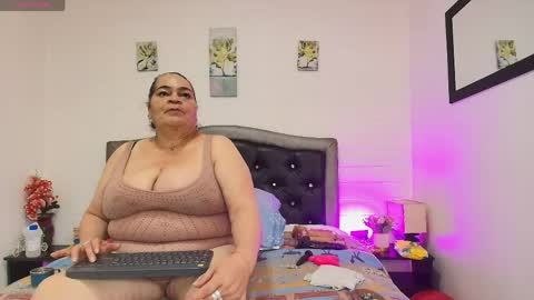 Snapshot of queenmature chatting on 05.31.26 VickyBoobss online show from 05.31.26
